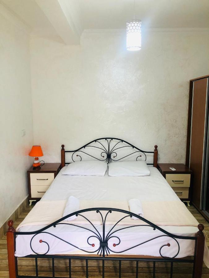 Nikas Guest House Batumi Bagian luar foto