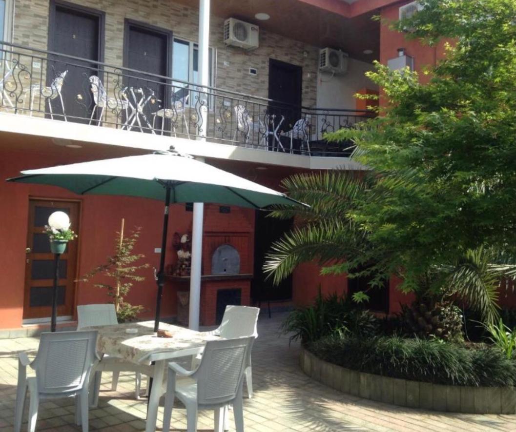 Nikas Guest House Batumi Bagian luar foto