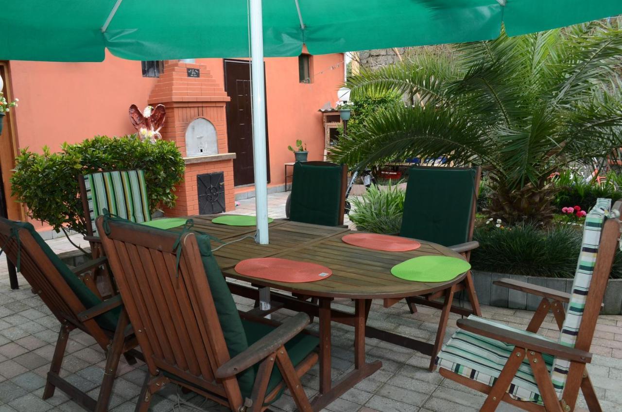 Nikas Guest House Batumi Bagian luar foto