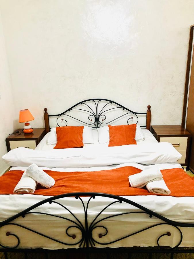 Nikas Guest House Batumi Bagian luar foto