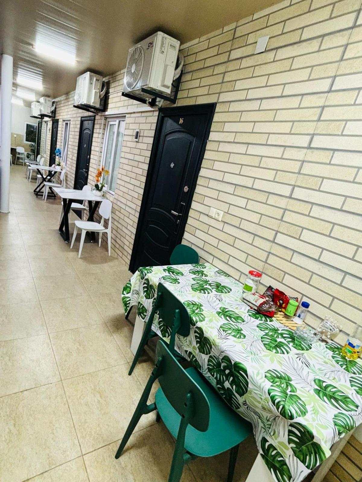 Nikas Guest House Batumi Bagian luar foto
