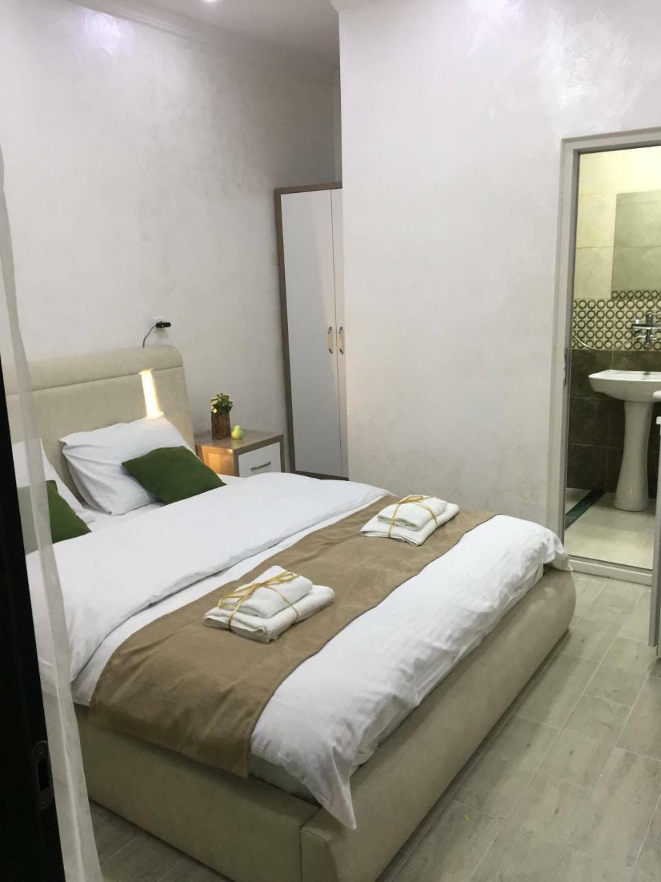 Nikas Guest House Batumi Bagian luar foto