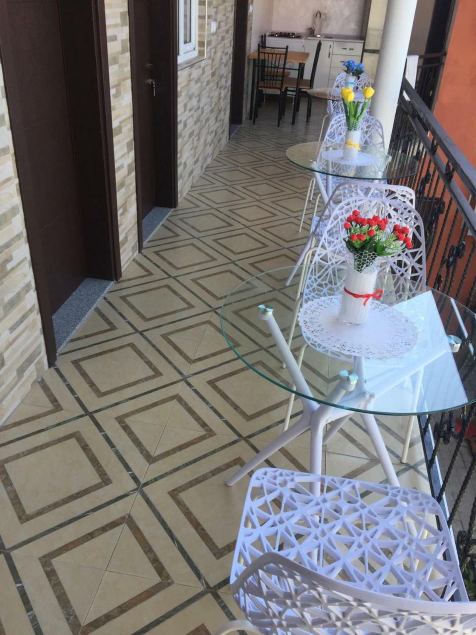 Nikas Guest House Batumi Bagian luar foto