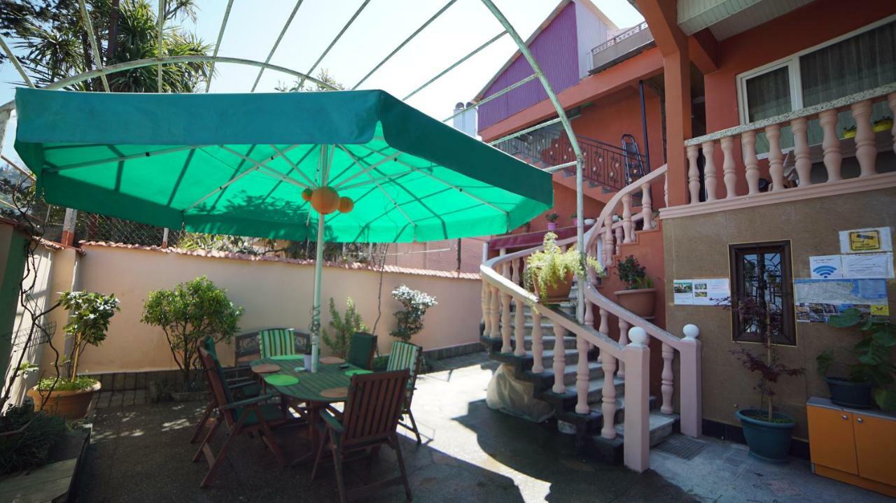 Nikas Guest House Batumi Bagian luar foto