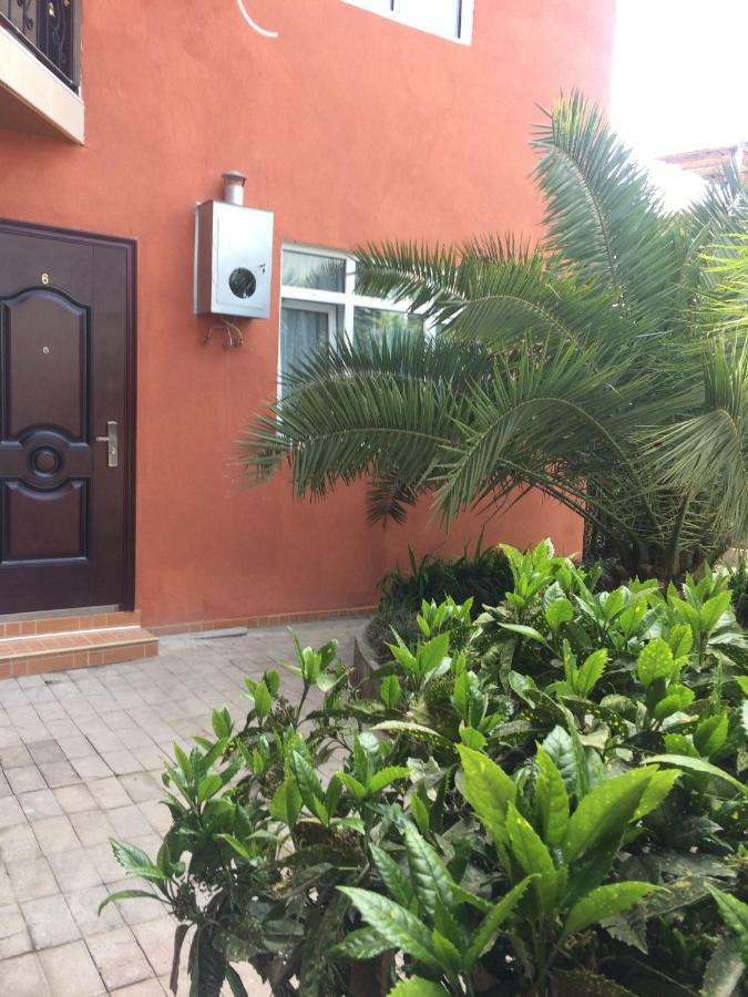 Nikas Guest House Batumi Bagian luar foto