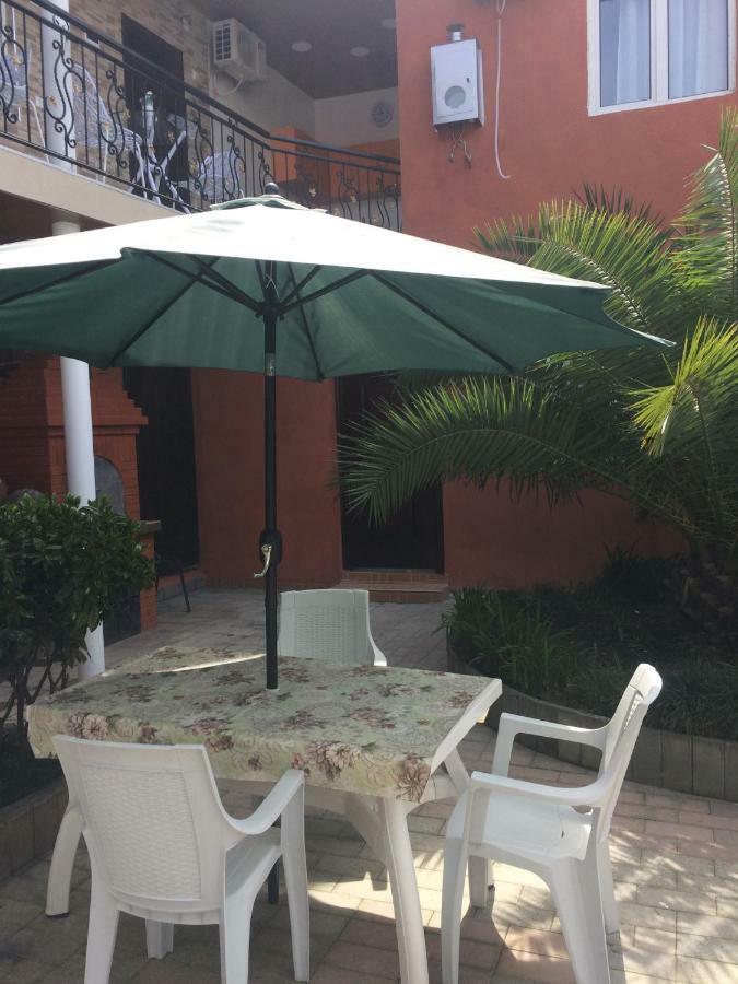 Nikas Guest House Batumi Bagian luar foto