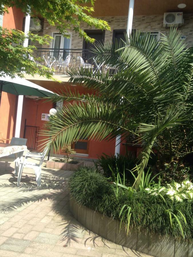 Nikas Guest House Batumi Bagian luar foto
