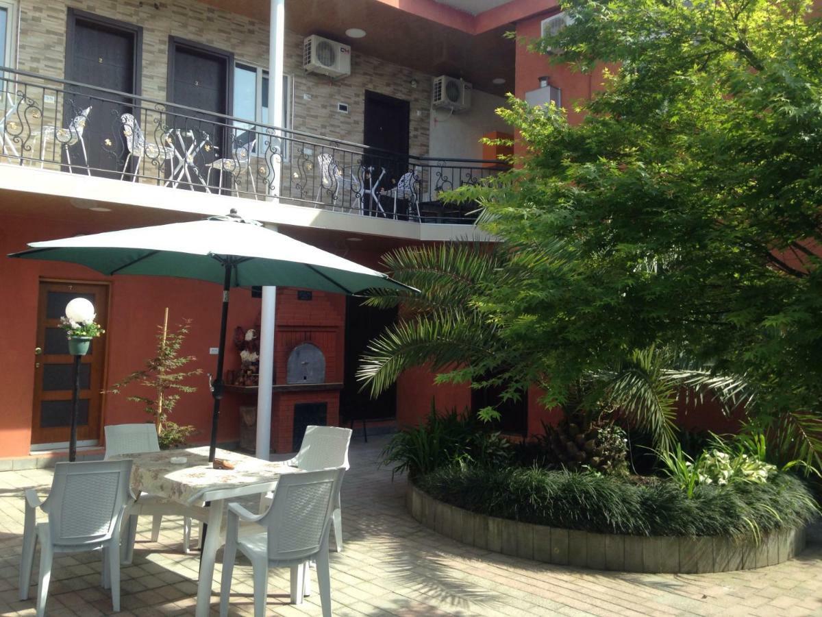 Nikas Guest House Batumi Bagian luar foto